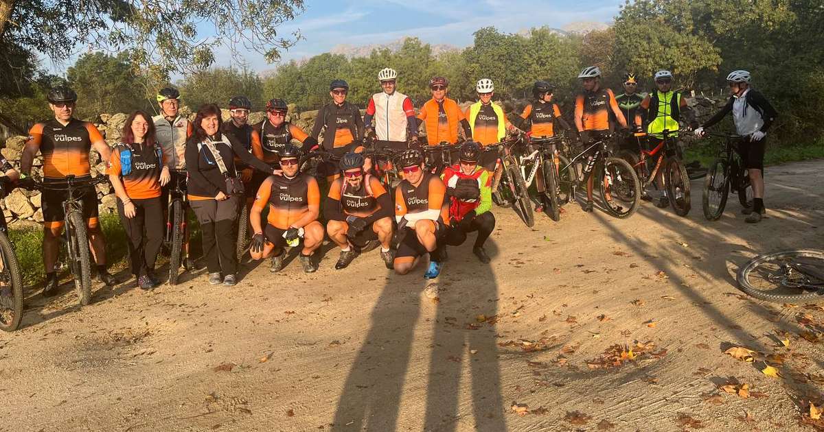 Grupo de ciclistas de Club Vulpes posando con sus bicicletas de montaña durante una ruta